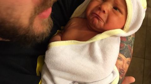 El padre primerizo mostrando el primer ba&ntilde;o de su beb&eacute;