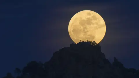 Espectacular imagen de la Luna llena sobre la sierra de Madrid Espectacular imagen de la Luna llena sobre la sierra de Madrid