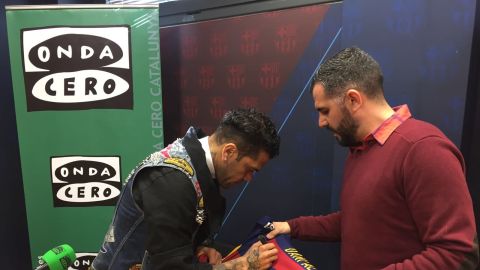 Dani Alves firma la camiseta del Barcelona a H&eacute;ctor Fern&aacute;ndez
