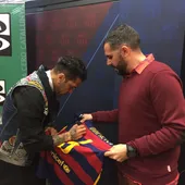 Dani Alves firma la camiseta del Barcelona a Héctor Fernández Dani Alves firma la camiseta del Barcelona a Héctor Fernández
