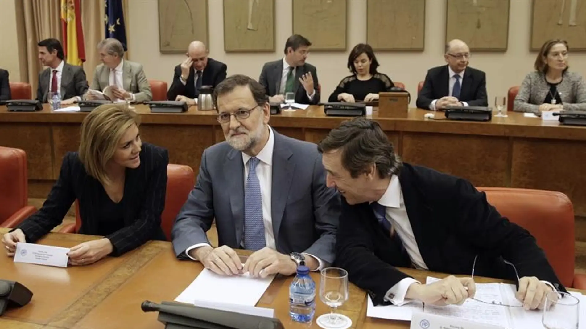 Mariano Rajoy junto a la María Dolores de Cospedal y Rafael Hernando