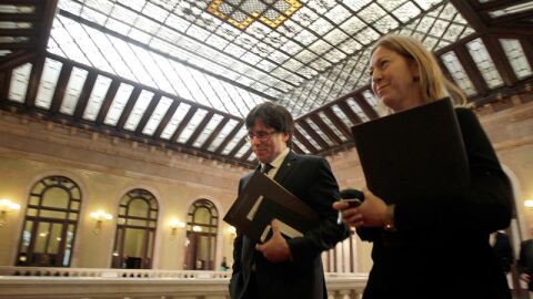 El presidente de la Generalitat, Carles Puigdemont, junto a la consellera de la Presidencia, Neus Munt&eacute;