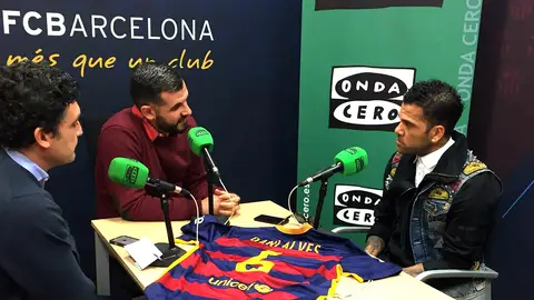Dani Alves en Al Primer Toque Dani Alves junto a Héctor Fernádez y Alfredo Martínez