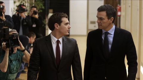 El secretario general del PSOE, Pedro S&aacute;nchez y el presidente de Ciudadanos, Albert Rivera