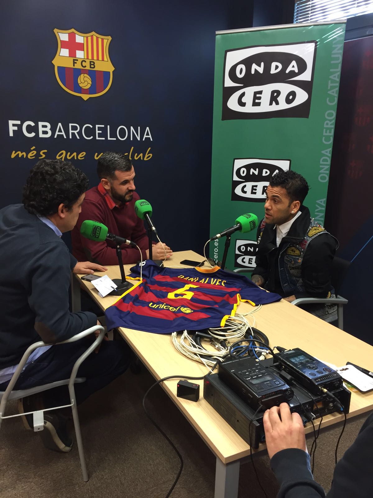 Dani Alves: "Si no renuevan a Neymar, están locos" Dani Alves: "Si no renuevan a Neymar, están locos"