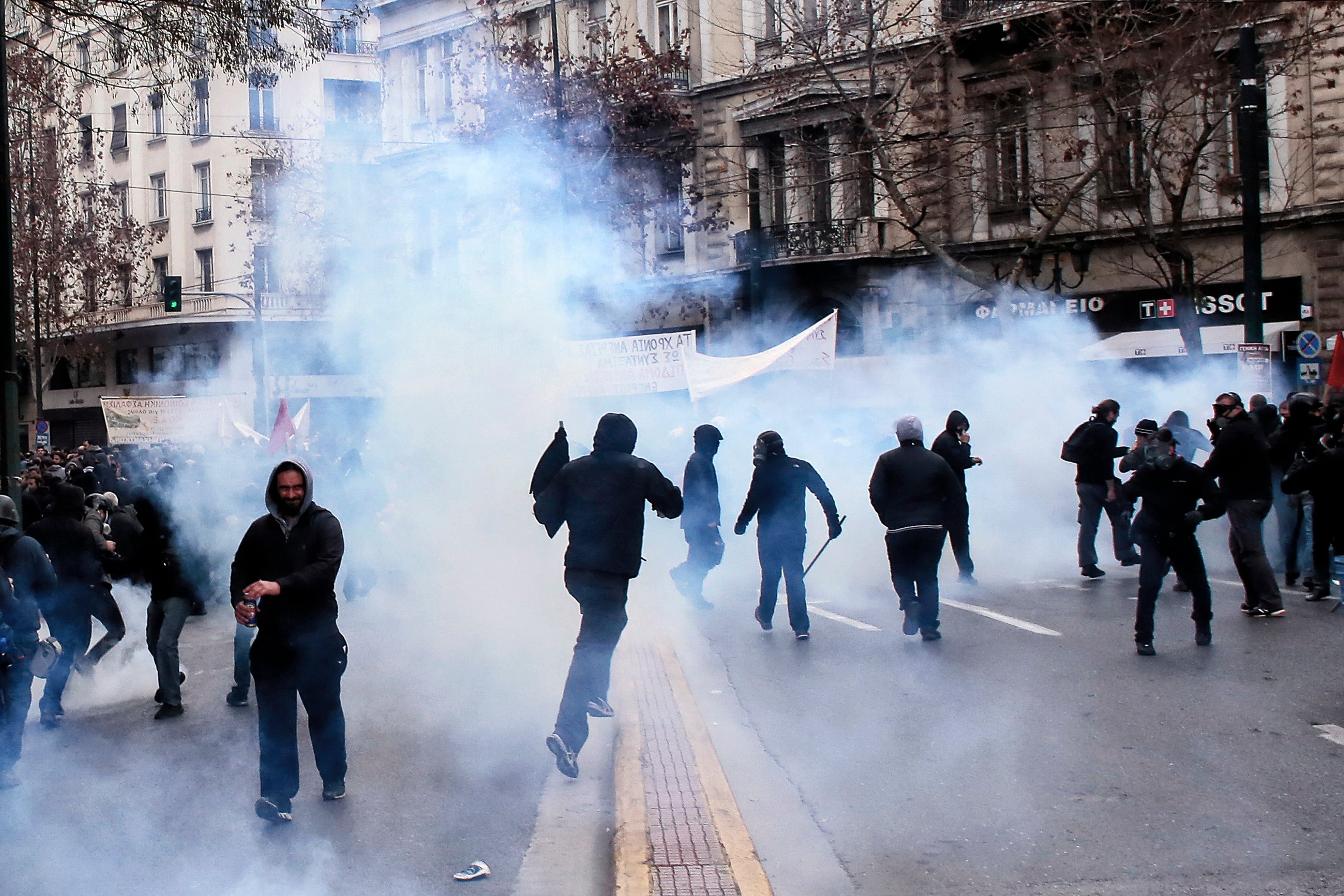 La Policía griega emplea gases lacrimógenos contra unos manifestantes en Atenas La Policía griega emplea gases lacrimógenos contra unos manifestantes en Atenas