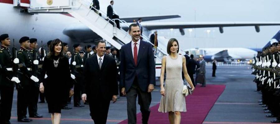 El rey Felipe de España y la reina Letizia llegan al Aeropuerto Internacional Benito Juárez, en Ciudad de México El rey Felipe de España y la reina Letizia llegan al Aeropuerto Internacional Benito Juárez, en Ciudad de México