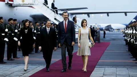 El rey Felipe de Espa&ntilde;a y la reina Letizia llegan al Aeropuerto Internacional Benito Ju&aacute;rez, en Ciudad de M&eacute;xico