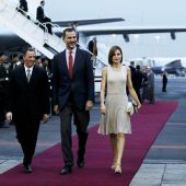 El rey Felipe de España y la reina Letizia llegan al Aeropuerto Internacional Benito Juárez, en Ciudad de México