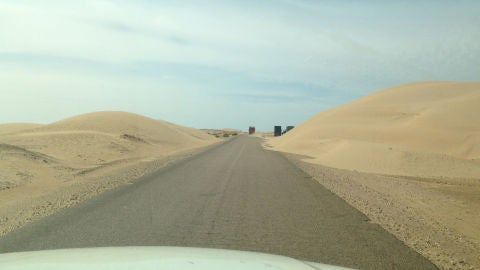 Imagen de los quita-arenas despejando las carreteras del desierto del S&aacute;hara