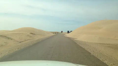 Desierto del Sáhara Imagen de los quita-arenas despejando las carreteras del desierto del Sáhara