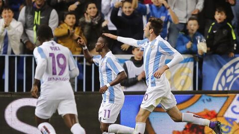 Los jugadores del M&aacute;laga celebran un gol en La Rosaleda