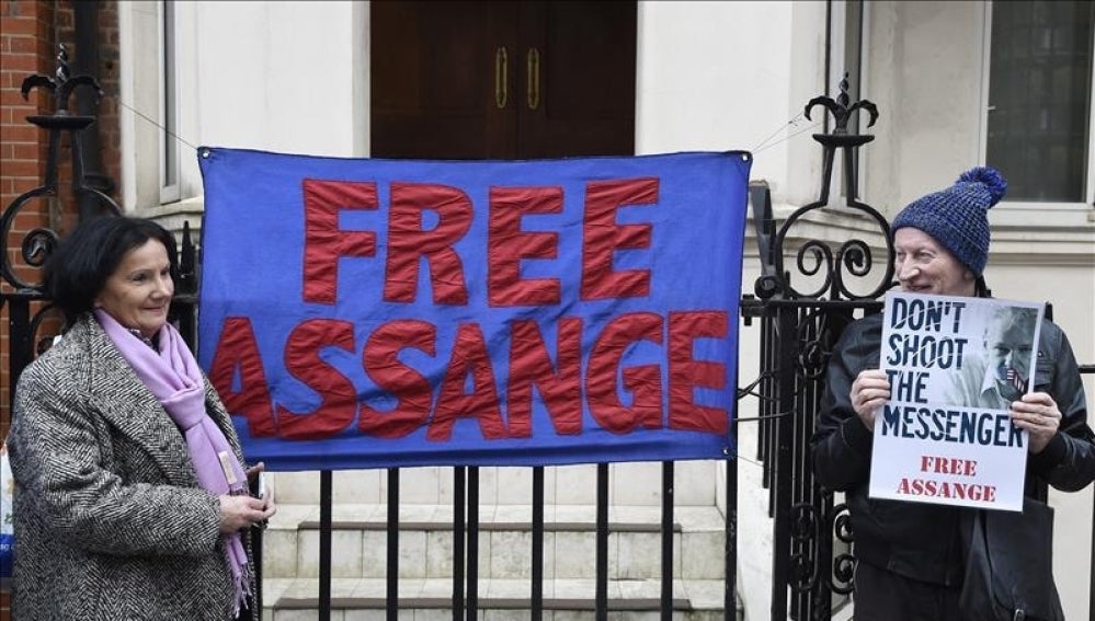 Partidarios del fundador de WikiLeaks, Julian Assange, en el exterior de la embajada ecuatoriana en Londres