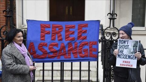 Partidarios del fundador de WikiLeaks, Julian Assange, en el exterior de la embajada ecuatoriana en Londres