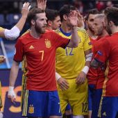 Los jugadores de la selección española de fútbol sala se felicitan