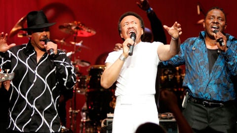 Maurice White durante un concierto