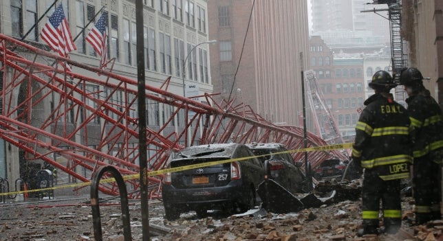 Un muerto y tres heridos al caer una grúa en Nueva York Un muerto y tres heridos al caer una grúa en Nueva York