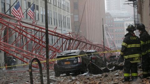 Accidente al caer una gr&uacute;a en Nueva York 