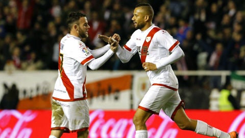 Beb&eacute; celebra un gol con el Rayo