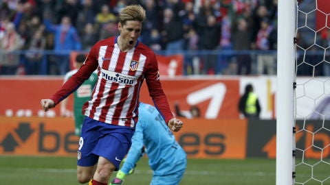 Fernando Torres celebra su gol n&uacute;mero 100 con el Atl&eacute;tico de Madrid