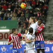 Dura lucha entre Depor y Sporting Dura lucha entre Depor y Sporting