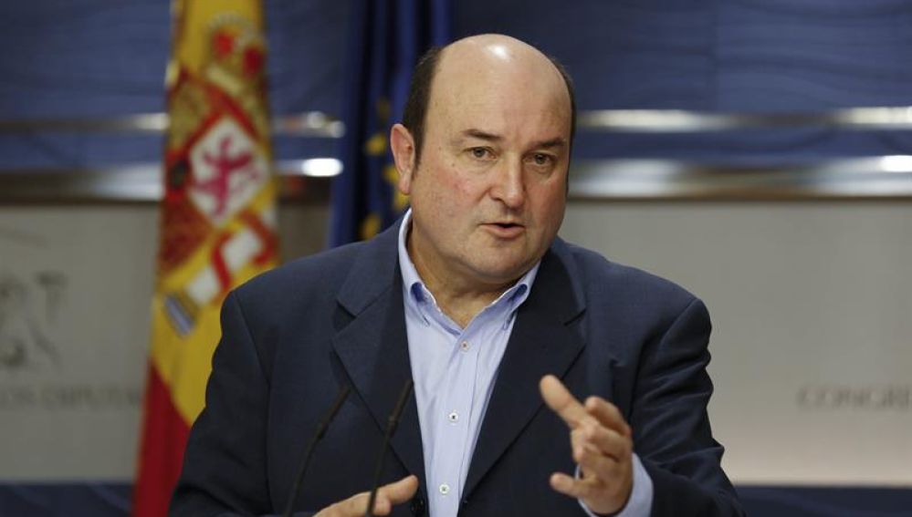 El presidente del PNV, Andoni Ortuzar, en rueda de prensa tras reunirse con Pedro Sánchez.
