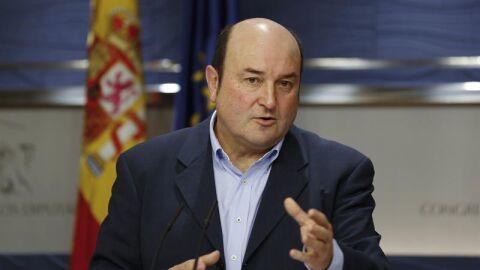 El presidente del PNV, Andoni Ortuzar, en rueda de prensa tras reunirse con Pedro S&aacute;nchez.