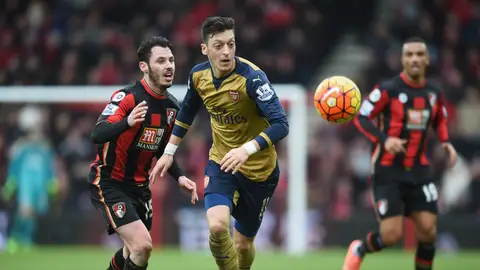 Mesut Özil pasa el balón a un compañero del Arsenal Mesut Özil pasa el balón a un compañero del Arsenal