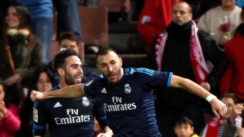 Benzema y Carvajal celebran el gol del franc&eacute;s ante el Granada