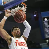 Gustavo Ayón machaca el aro ante Movistar Estudiantes Gustavo Ayón machaca el aro ante Movistar Estudiantes