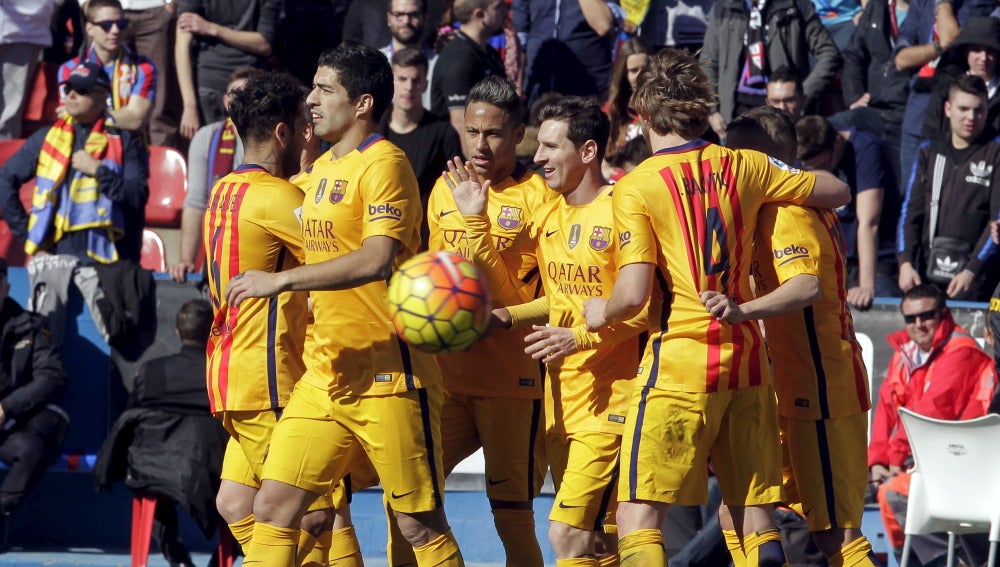 Los jugadores del Barcelona celebran el gol en el Ciudad de Valencia