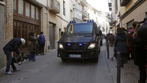En la imagen, furgones policiales en una operaci&oacute;n contra el yihadismo