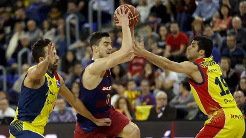 Satoransky, rodeado por jugadores del Andorra Satoransky, rodeado por jugadores del Andorra