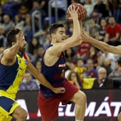 Satoransky, rodeado por jugadores del Andorra Satoransky, rodeado por jugadores del Andorra