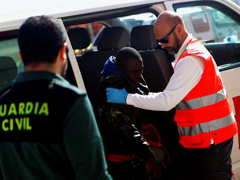 Rescatan a 37 inmigrantes de una patera semihundida cerca de Melilla Rescatan a 37 inmigrantes de una patera semihundida cerca de Melilla