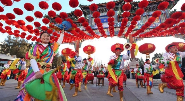 China celebra la llegada del Año del Mono, al que atribuyen bondad e inteligencia China celebra la llegada del Año del Mono, al que atribuyen bondad e inteligencia