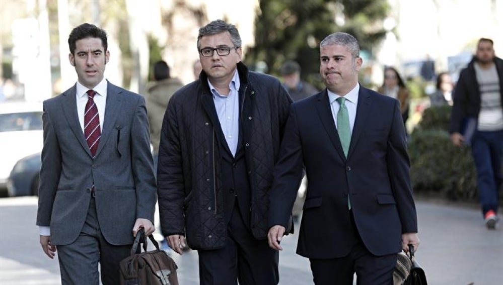 El concejal del grupo popular en el Ayuntamiento de Valencia, Cristóbal Grau (c), a su llegada a la Ciudad de la Justicia
