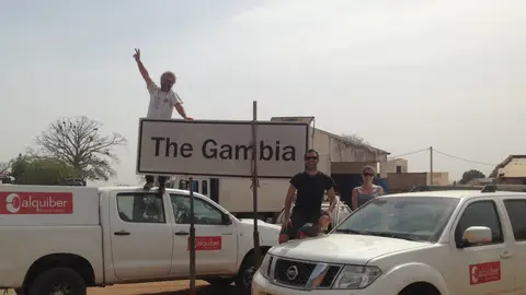 Jorge Granullaque llega a Gambia Jorge Granullaque en la frontera de Gambia