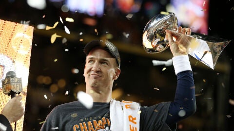 Peyton Manning levanta el t&iacute;tulo de la Super Bowl