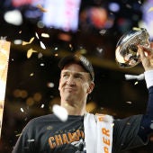 Peyton Manning levanta el título de la Super Bowl