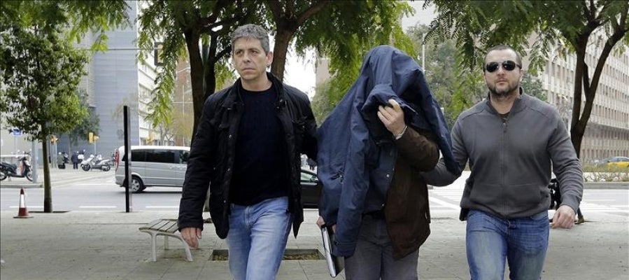 Joaquín B., el exprofesor de gimnasia acusado de abusos sexuales, a su llegada a declarar al juzgado Joaquín B., el exprofesor de gimnasia acusado de abusos sexuales, a su llegada a declarar al juzgado