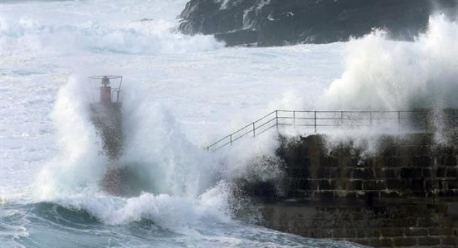 Un golpe de mar arrastra a un niño de 20 meses en Navia Un golpe de mar arrastra a un niño de 20 meses en Navia