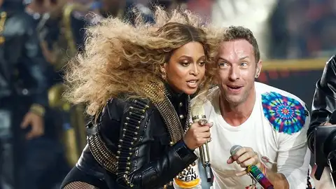 Beyoncé con Chris Martin, de Coldplay. Beyoncé con Chris Martin, de Coldplay.