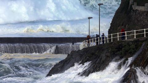Olas en puerto de Tapia de Casariego (Asturias)