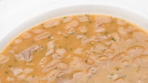 Karlos Argui&ntilde;ano en tu cocina: Alubias blancas con bu&ntilde;uelos de berza y cordero