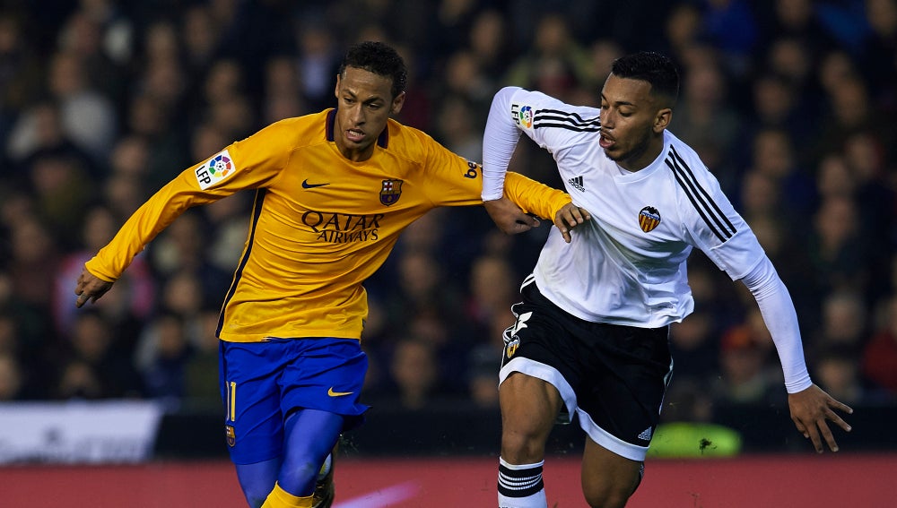 Neymar disputando un balón ante la defensa del Valencia