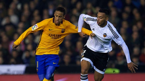 Neymar disputando un bal&oacute;n ante la defensa del Valencia