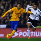 Neymar disputando un balón ante la defensa del Valencia