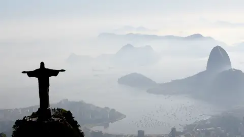 El Cristo Redentor vigila la ciudad de Río de Janeiro El Cristo Redentor vigila la ciudad de Río de Janeiro
