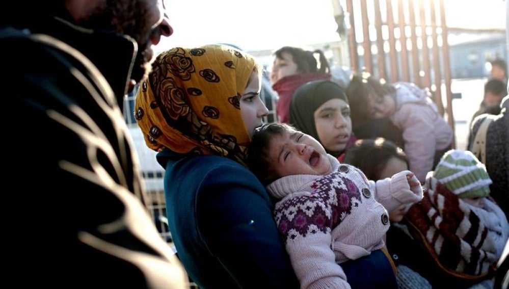 Familias de refugiados en la frontera de Siria con Turquía